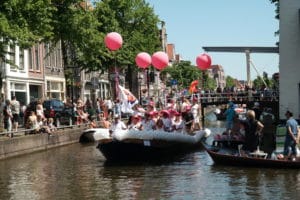 VVD ballonslinger GayPride Alkmaar 300x200 - ballonslingers grachtenparade Alkmaar Pride
