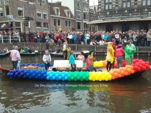 cafedeBoomGayprideAlkmaarDeDecoratieballon 300x225 - ballonslingers grachtenparade Alkmaar Pride
