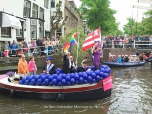 homoambassadeurgaypridealkmaarDeDecoratieballon 300x225 - ballonslingers grachtenparade Alkmaar Pride