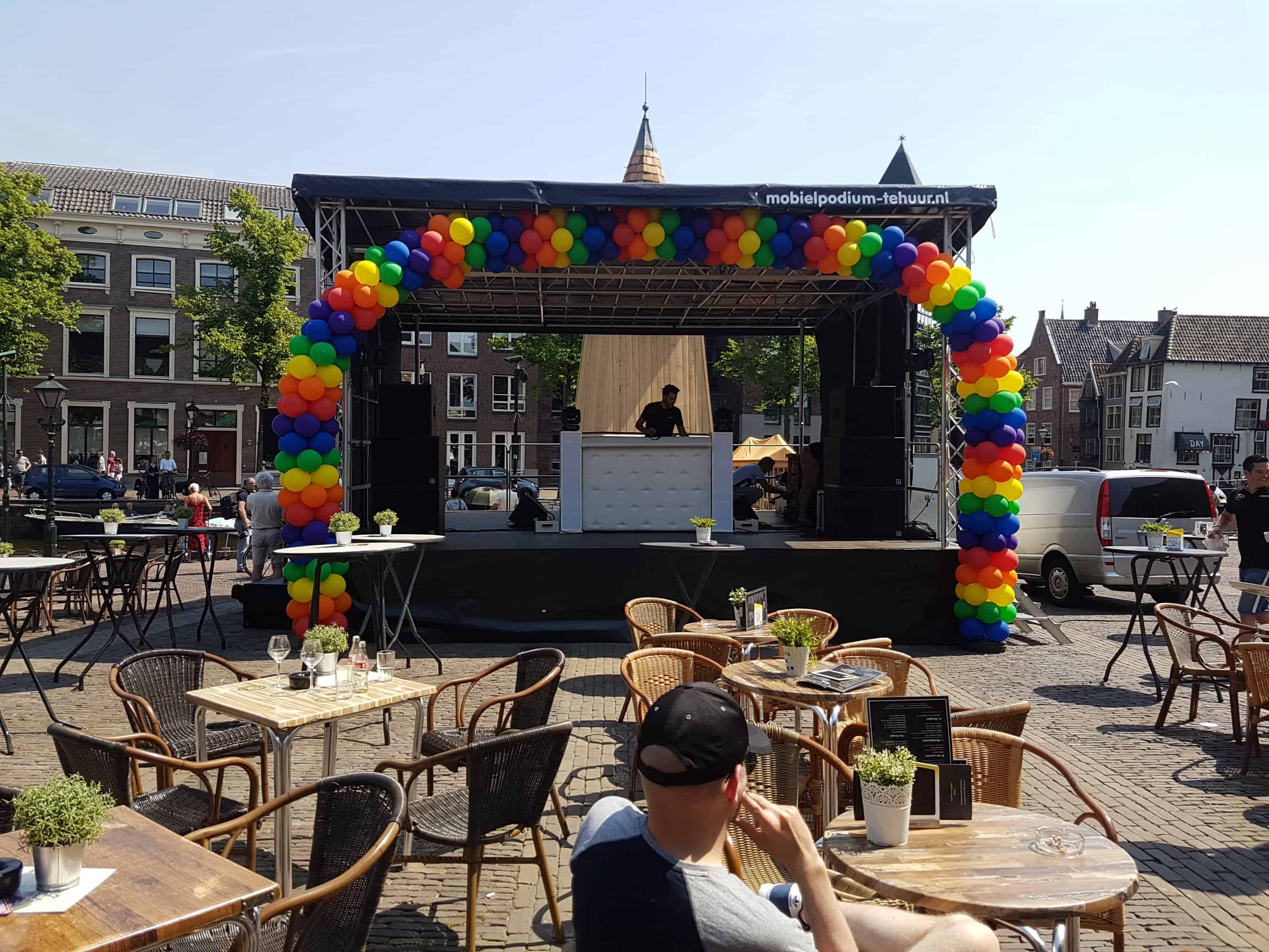 20180526 140415451927409 - enorme ballonboog Alkmaar podium bij Alkmaar Pride 2018