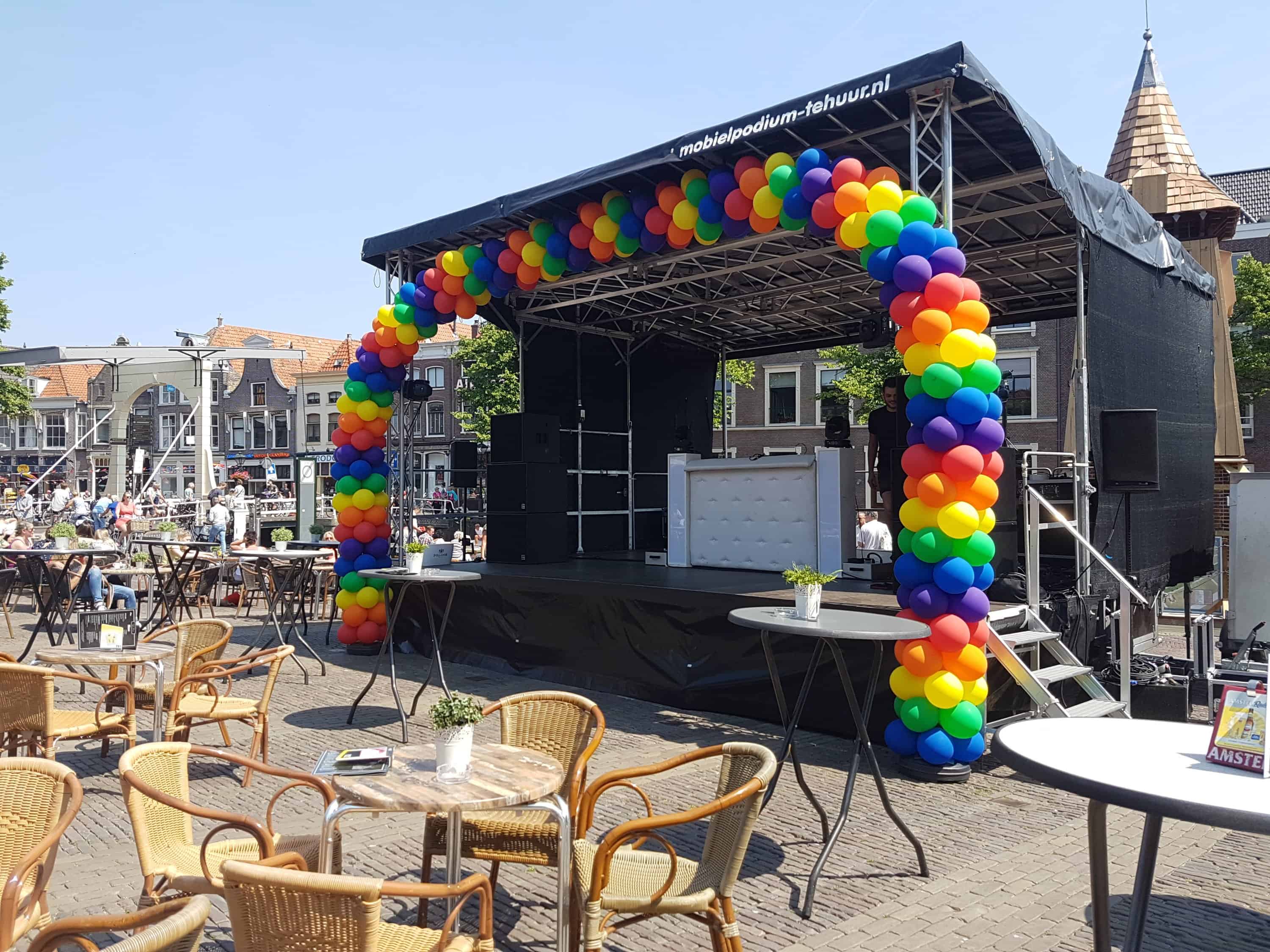 20180526 1404452080586913 - enorme ballonboog Alkmaar podium bij Alkmaar Pride 2018