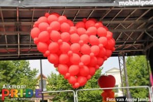 27250858392 dd4bc17a0d o 300x200 - Alkmaar Pride met ballondecoraties De Decoratieballon