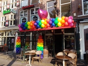 GayPride Alkmaar cafe t hartjeAlkmaar regenboog ballonslinger gaypride ballonpilaar roze ballonnen.jpg 300x225 - Alkmaar Pride met ballondecoraties De Decoratieballon
