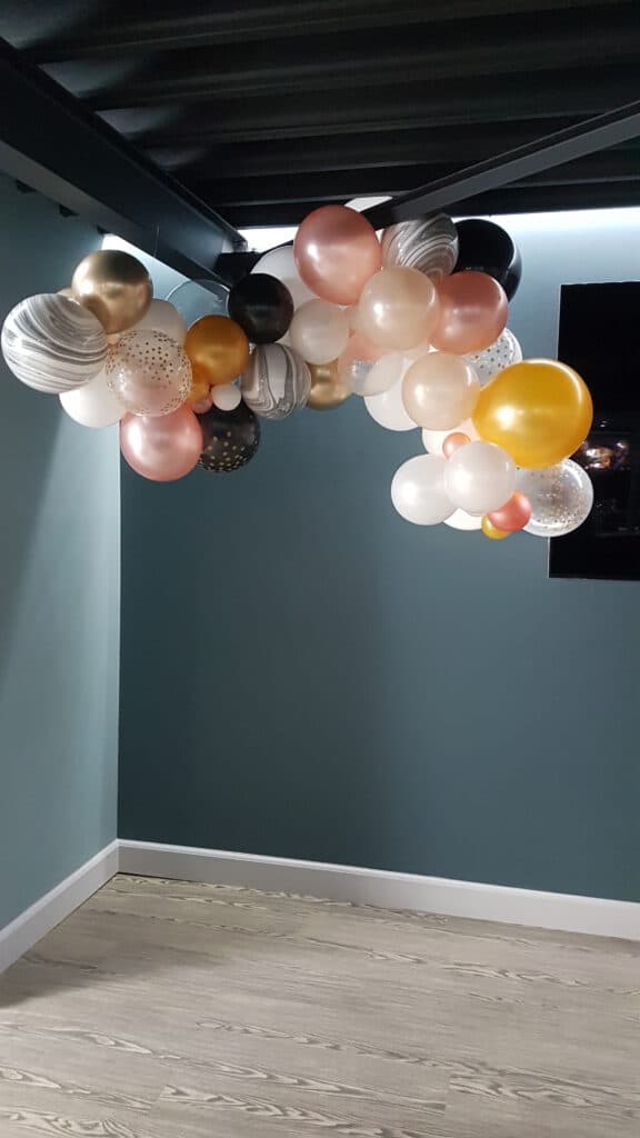 20190502 145708 576x1024 - Organic ballondecoratie van allerlei maten ballonnen