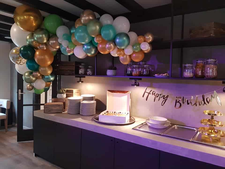 organic ballonslinger taarten buffet verjaardag happy birthday - Organic ballondecoratie van allerlei maten ballonnen