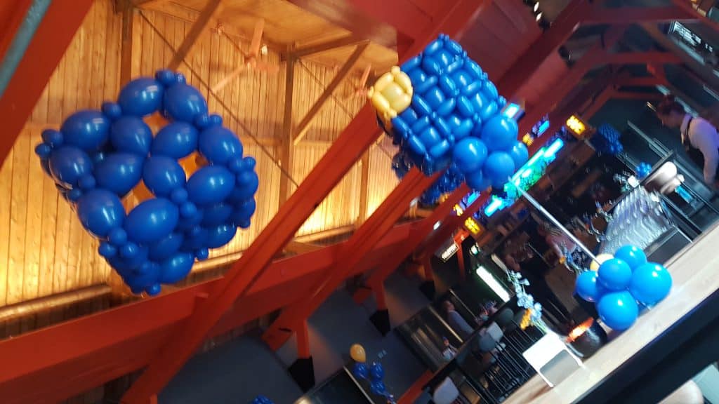 zaaloverzicht Voordorp Fort Utrecht 10 jarig bestaan logo kubus MNP Solutions 1024x576 - Bedrijfslogo met ballonnen voor elk feest of event creatief op maat!