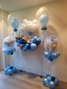 hoepel geboorte jongen ballondecoratie voor raam of aan de muur pilaar tule baby blauw organic klein 2 225x300 - Gender Reveal Party ballondecoraties