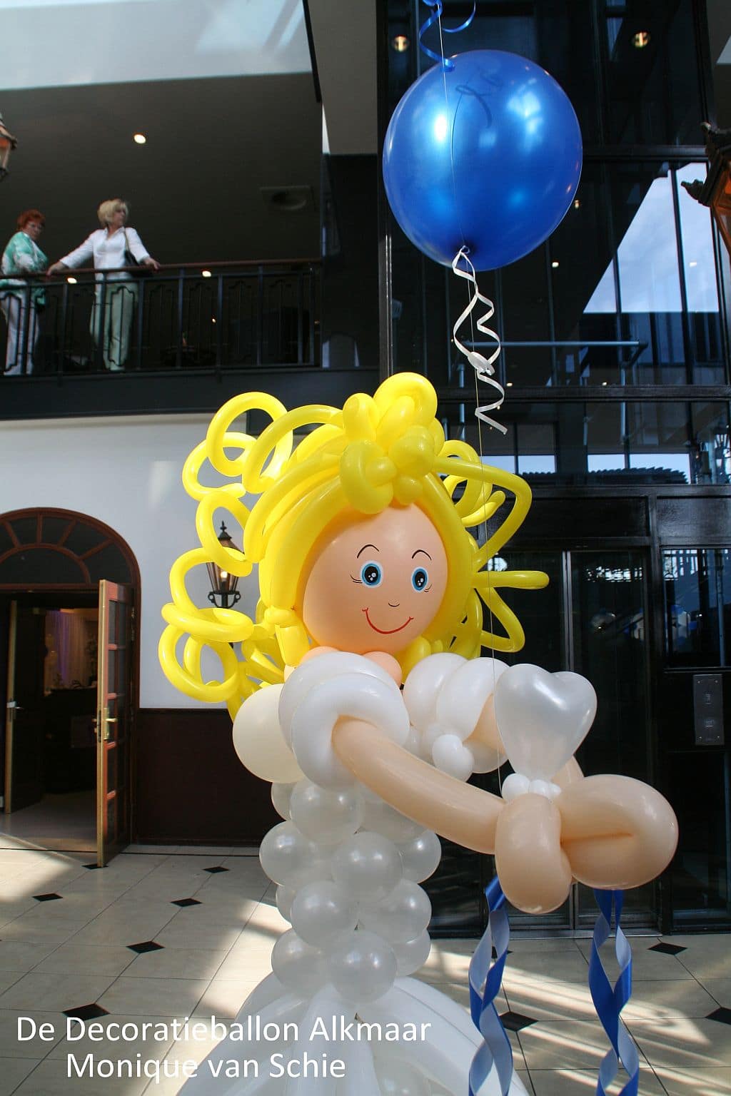ballonmeisje-communicantje-gemaakt-van-ballonnen-naar-foto