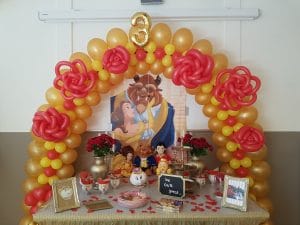 20180527 112035 300x225 - Ballonboog met bloemen om tafel in thema