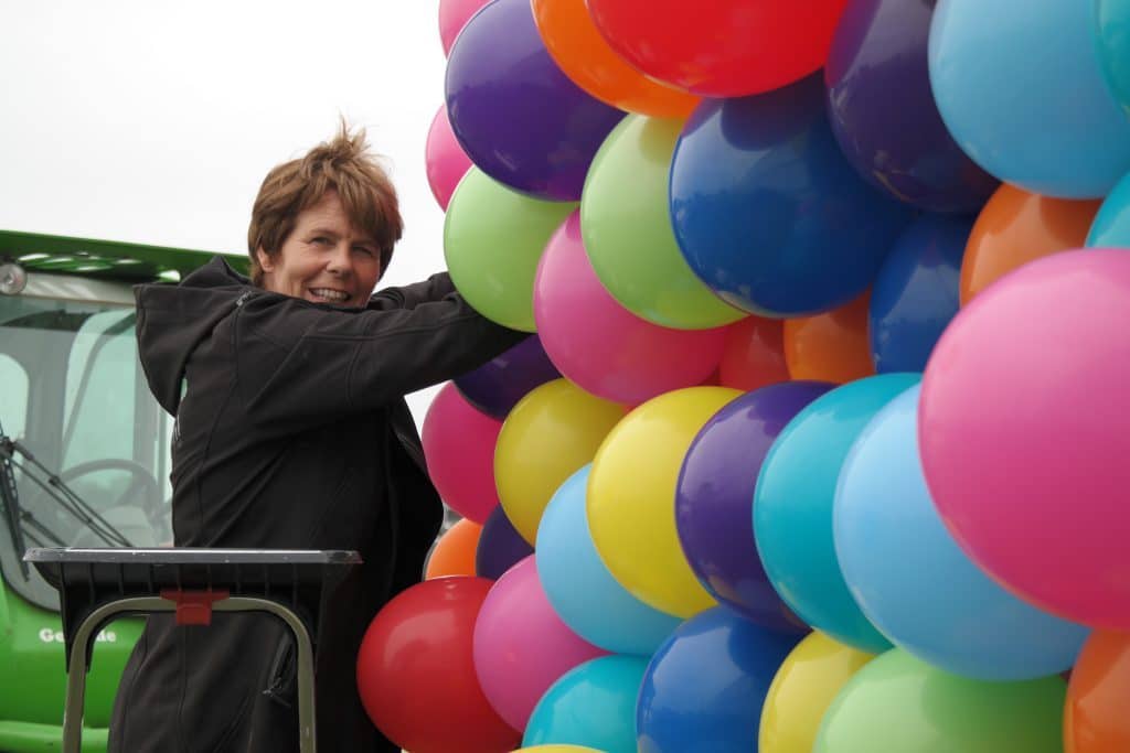 BallonartiestMoniquevanSchieHelegrotegekleurdeballonaanhetmaken 1 1024x683 - Over De Decoratieballon